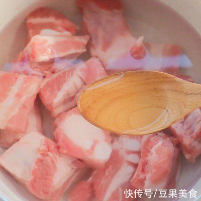 一上桌就被抢光的「话梅排骨」，酸甜可口，好吃到吮手指