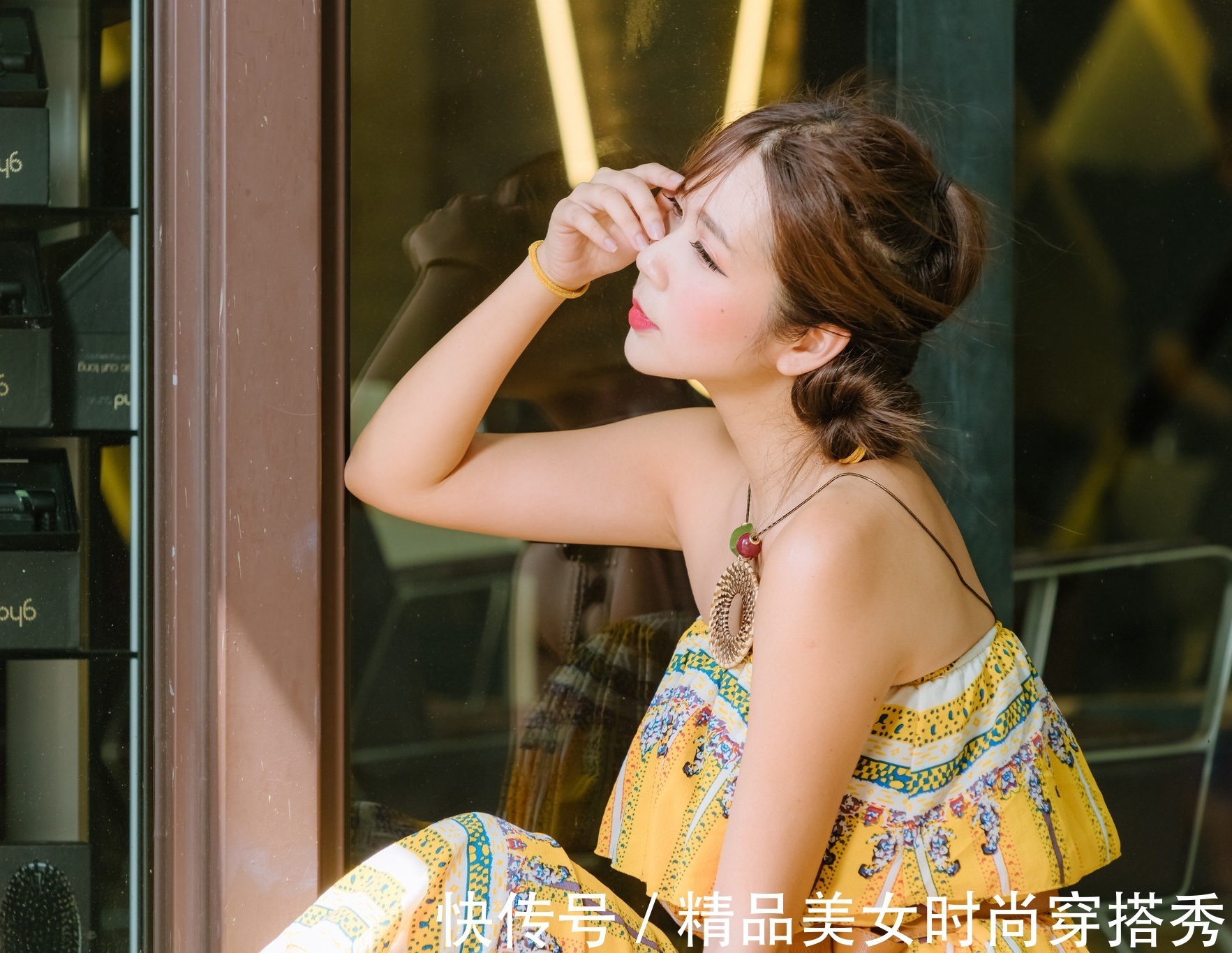 民族风|一字肩连体裤，搭配一双民族风十足的凉鞋，优雅浪漫