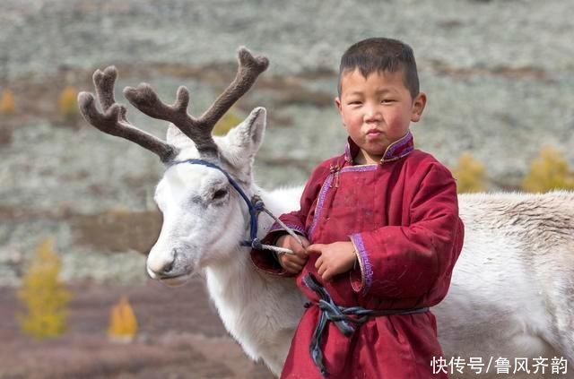 内蒙|内蒙风情:到草原做客，为什么要右手拿刀，左手吃肉