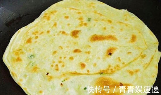 懒人葱油饼的做法，不用和面，10分钟出锅，酥脆喷香，早餐必备