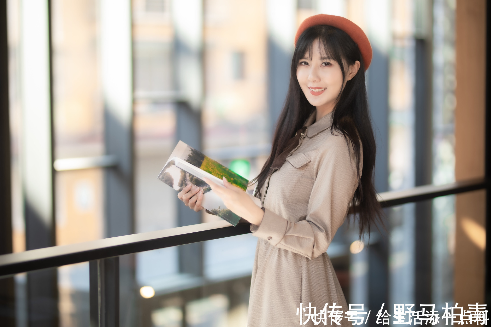 小帽|靓丽美女陈郁晴时尚风衣写真,搭配一款圆顶小帽还有那么一点俏皮