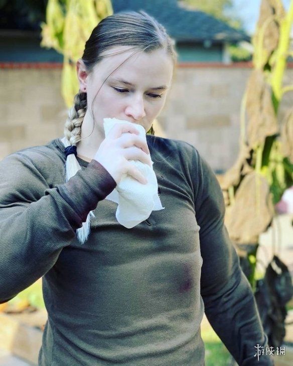 艾比|自己扮自己!《美国末日2》艾比脸模Cosplay“艾比”