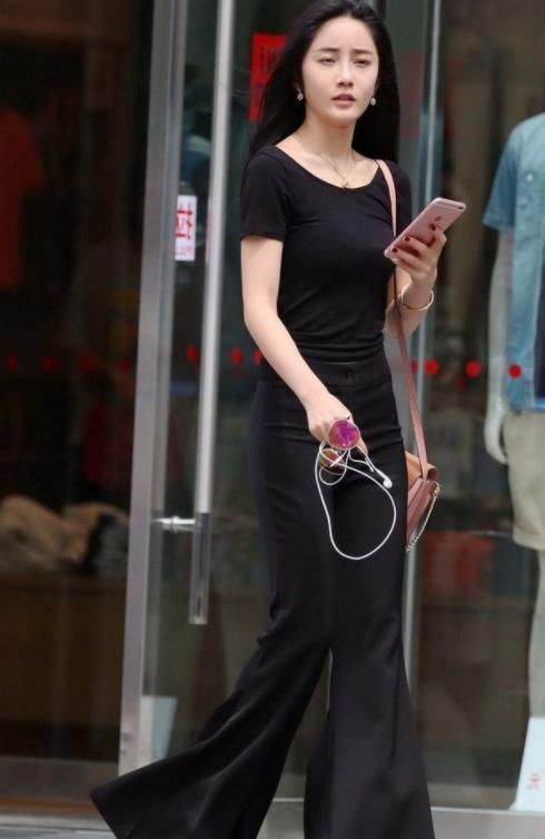 格外|街拍气质美女:紧身上衣加喇叭裤,看上去格外修长
