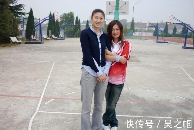 中国女篮|女篮名将卞兰拼下双胞胎女儿幸福如花，篮球基因出众女篮或迎天才