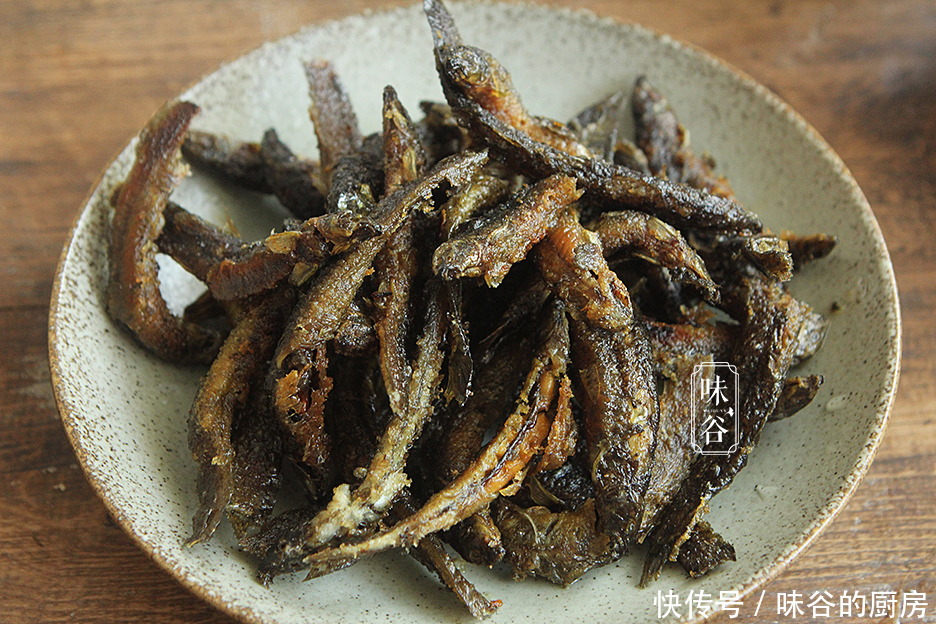 下饭|冬天,多给家人吃此这鱼,肉质细腻刺又少,简单焖一焖鲜香下饭