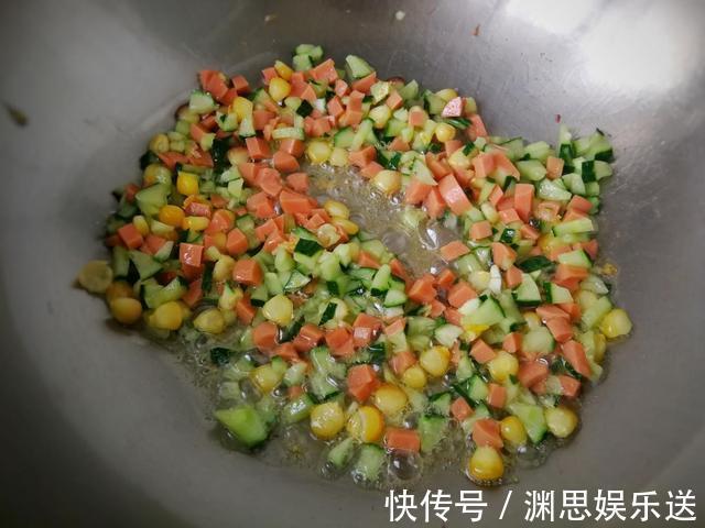 小窍门|你做的蛋炒饭总粘连教你1个小窍门，色泽金黄颗粒分明