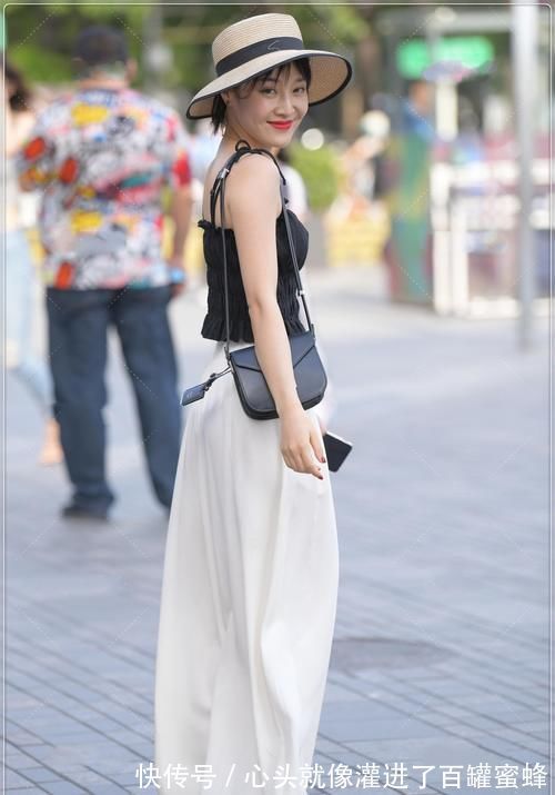 穿搭|美女穿搭:荷叶边吊带搭配纯白阔腿裤,清爽前卫,萧洒又潇洒