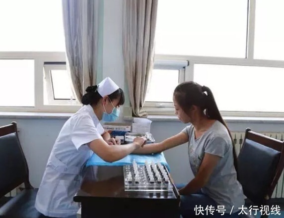 衣食住行|晒了一会日光浴,英国女子突发过敏反应,脸肿成原来两倍大