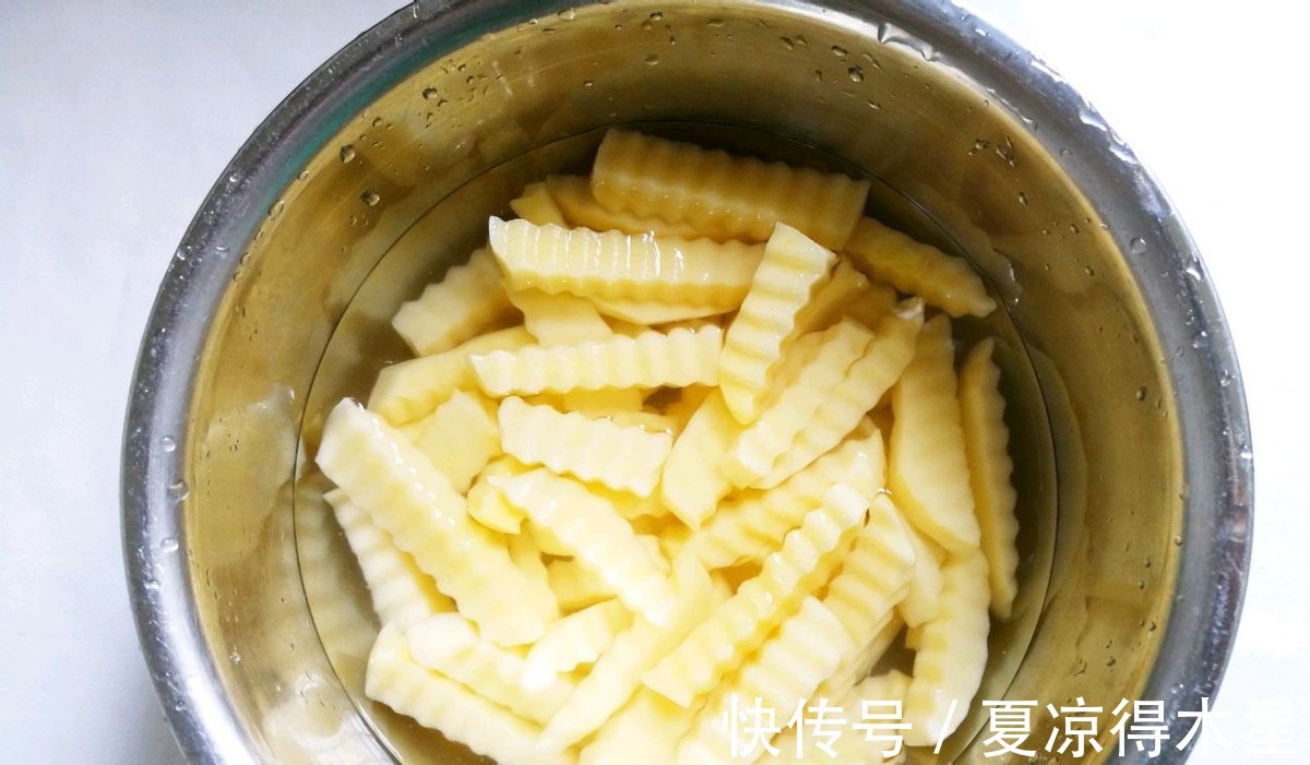 土豆条|自制凉拌狼牙土豆，比薯条还好吃，鲜香可口，大人孩子都爱吃！