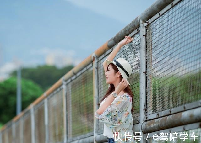 白色 白色背心搭配牛仔短裤青春减龄,清凉又不失时尚感!