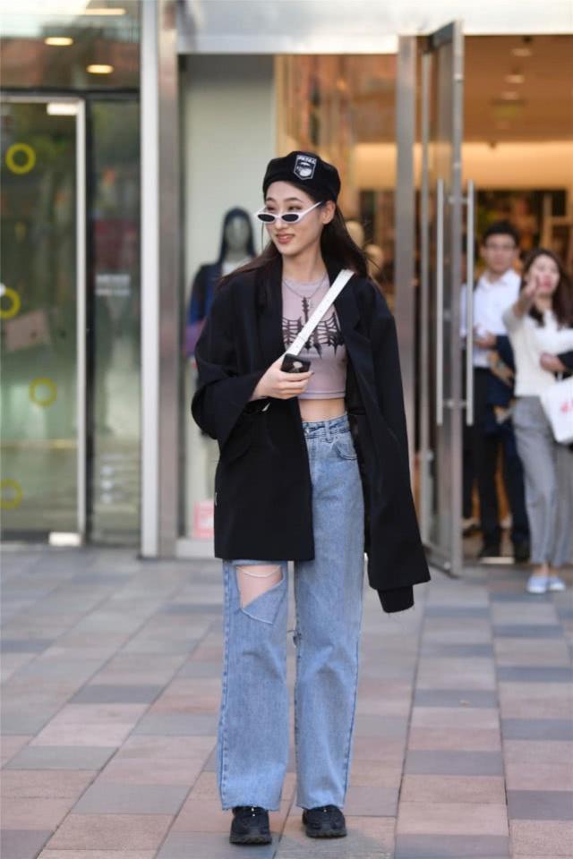 街拍：柔美的黑白色上衣搭配时髦的半裙，清清爽爽的还很显腿长