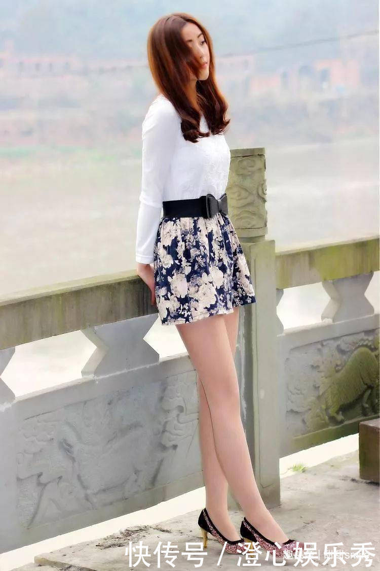 美女脚上搭配一双高跟鞋,展现出十分修长的腿型,穿起来非常完美