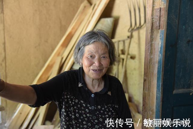 墨斗&名叫李根的82岁老木匠,一天精工制作两个小方凳,坐在家里就卖完