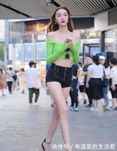 樱桃口 绿色一字肩衬衣搭配高腰牛仔裤,清新自然,气质感满满!