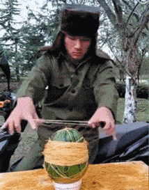 |搞笑GIF趣图:闯入了一个陌生之地,四周黑乎乎