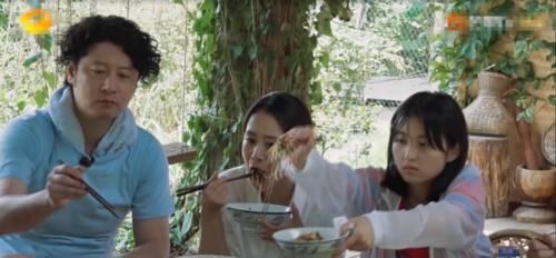 《向往4》黄磊做毛豆炒面,却被无滤镜照“出卖”网友打扰了