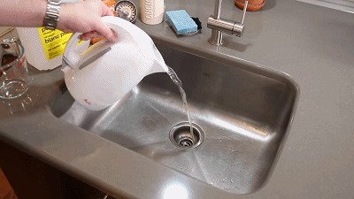 分钟|下水道堵了,她随手丢进两块药片,不到1分钟就疏通了