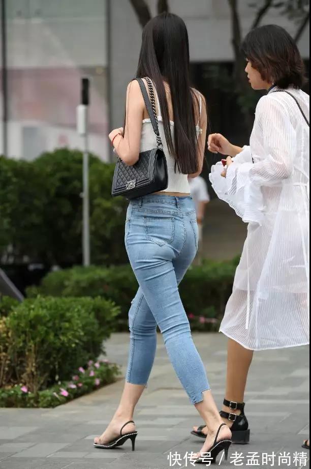 路人|街拍路人,七分牛仔裤搭配高跟鞋穿搭参考,感觉美美哒