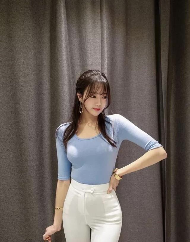 大长腿|街拍性感紧身打底裤小姐姐,显出婀娜多姿的身材