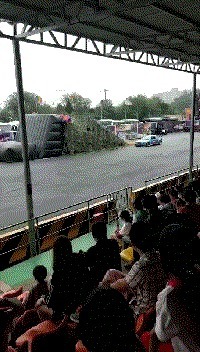 |搞笑GIF:美女有你这样吃饺子的吗,你家醋难道不要钱吗