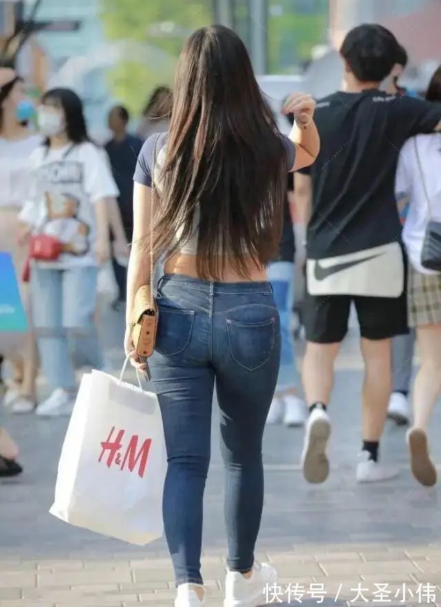 搭配|美女街拍:牛仔裤的穿搭时尚大方,挑战视觉神经,效果满满