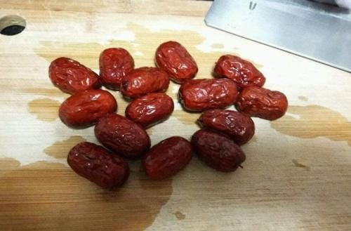 早闭经|大夫：气血不足的女性，经期少吃“2红”，多喝1汤，防早闭经