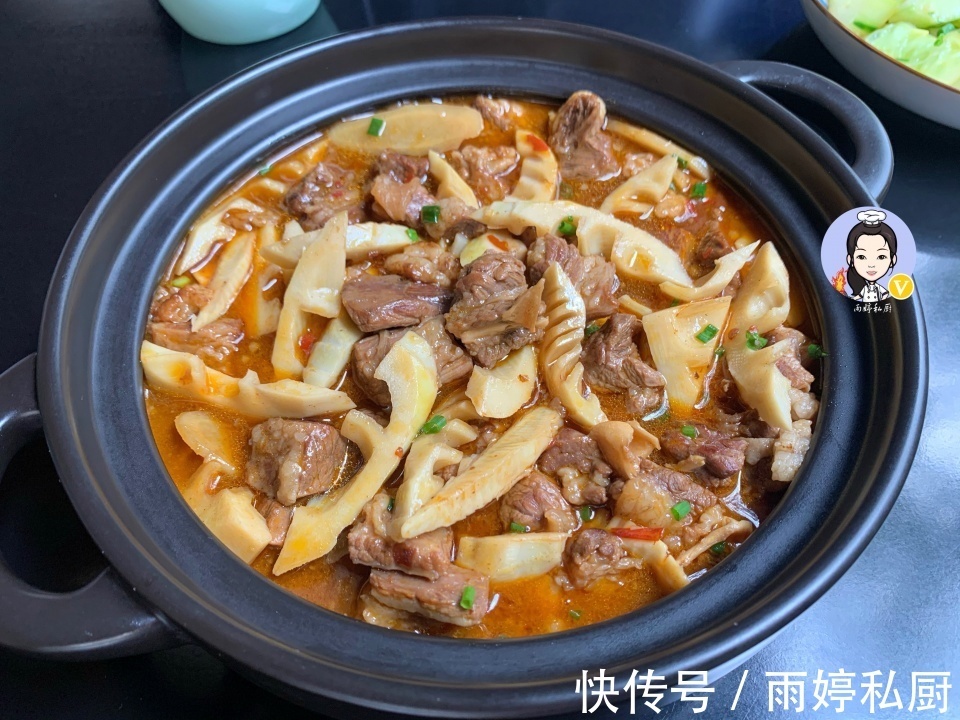 牛肉块|这2样菜一起炖太香了，开胃下饭，用来拌面也好吃，孩子也爱吃