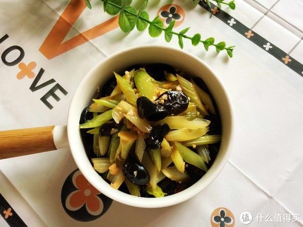 芹菜段|建议:不管有钱没钱,一定要让父母多吃这菜,低脂低卡,对身体好