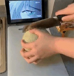 |搞笑gif 你永远也猜不到女主播的背 后, 让 人意 外了