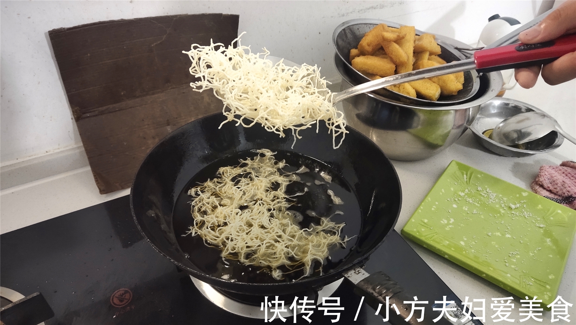 小方教你做家庭版拔丝馍,香甜可口金黄酥脆,咬上一口能爆汁!