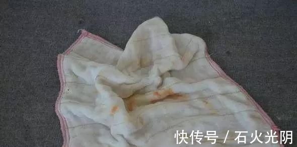 厨房的抹布“油腻腻”向婆婆讨教一招，扔水里泡，再脏也能干净