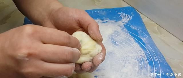 以后面粉就这样做,撒1把葱花,比鸡蛋饼还好吃,学会自己当老板