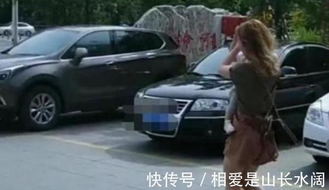 小紫|妈妈抱儿子出门,刚出小区就捂住孩子双眼,其他家长又学到一招