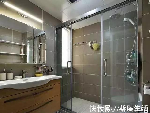 储物空间|老公把电视墙做成“推拉门柜子”,太实用客厅没吊顶也漂亮
