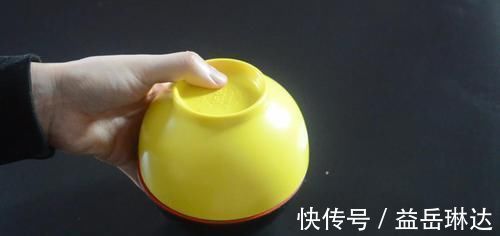 剥大蒜别再用刀拍了,只需借助它,快速又不伤手,方法太棒了