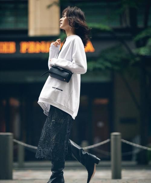 女人过了四十岁穿衣没头绪？蕾丝半身裙来几条，时尚又有女人味