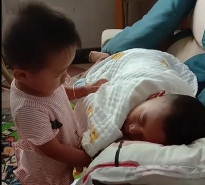 小棉袄|哥哥在睡觉,妹妹担心哥哥冷,不停地盖被子,差点把哥哥给热醒了