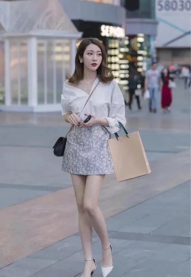 连衣|街拍:纯白色无袖连衣短裙,美女好身材秀了出来,妩媚动人