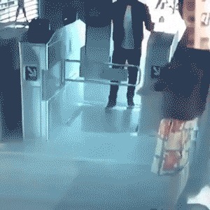 |搞笑GIF：小伙子，你这是看到什么了？笑得这么大声