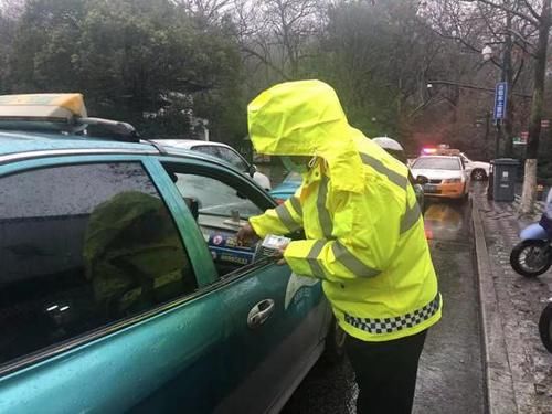 这几天西湖景区人人人！交通执法队全力保障西湖景区春节运输市场平稳有序