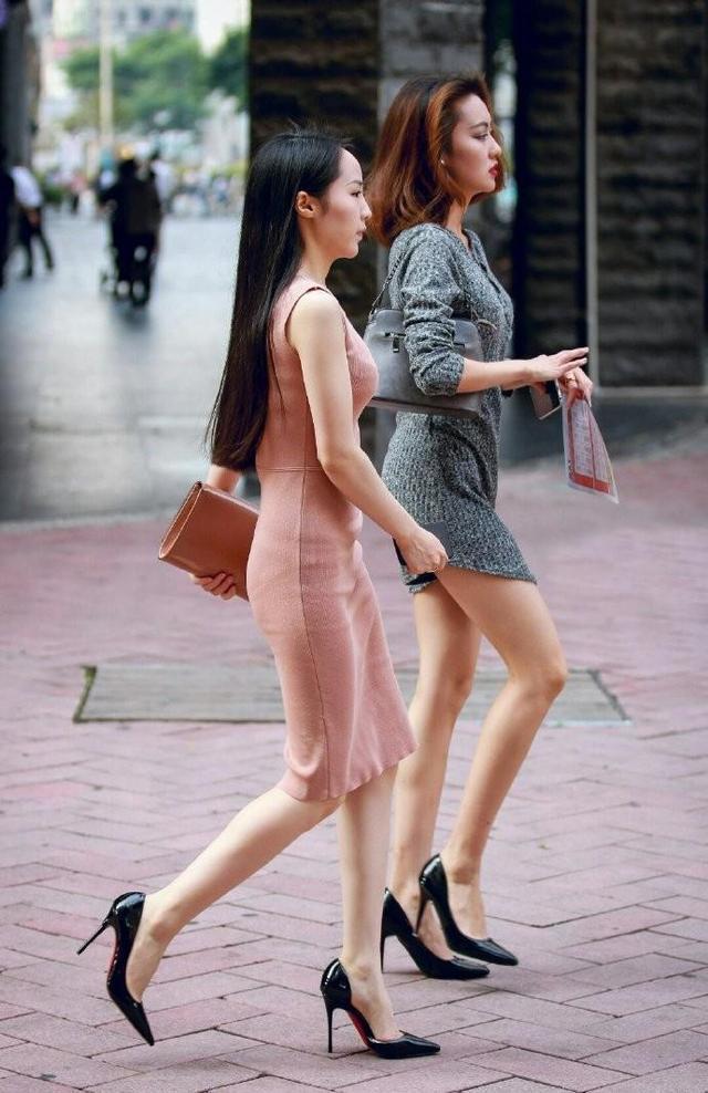 街拍:时尚的闺蜜,白色搭配黑色,各有个的美丽