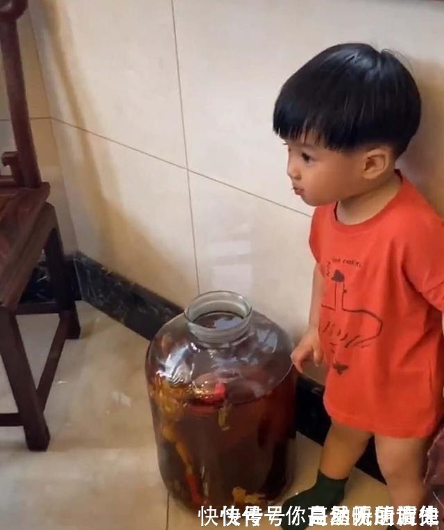 奥特曼|爷爷泡了10年的药酒,被孙子泡了“奥特曼”,爸爸还能不能喝