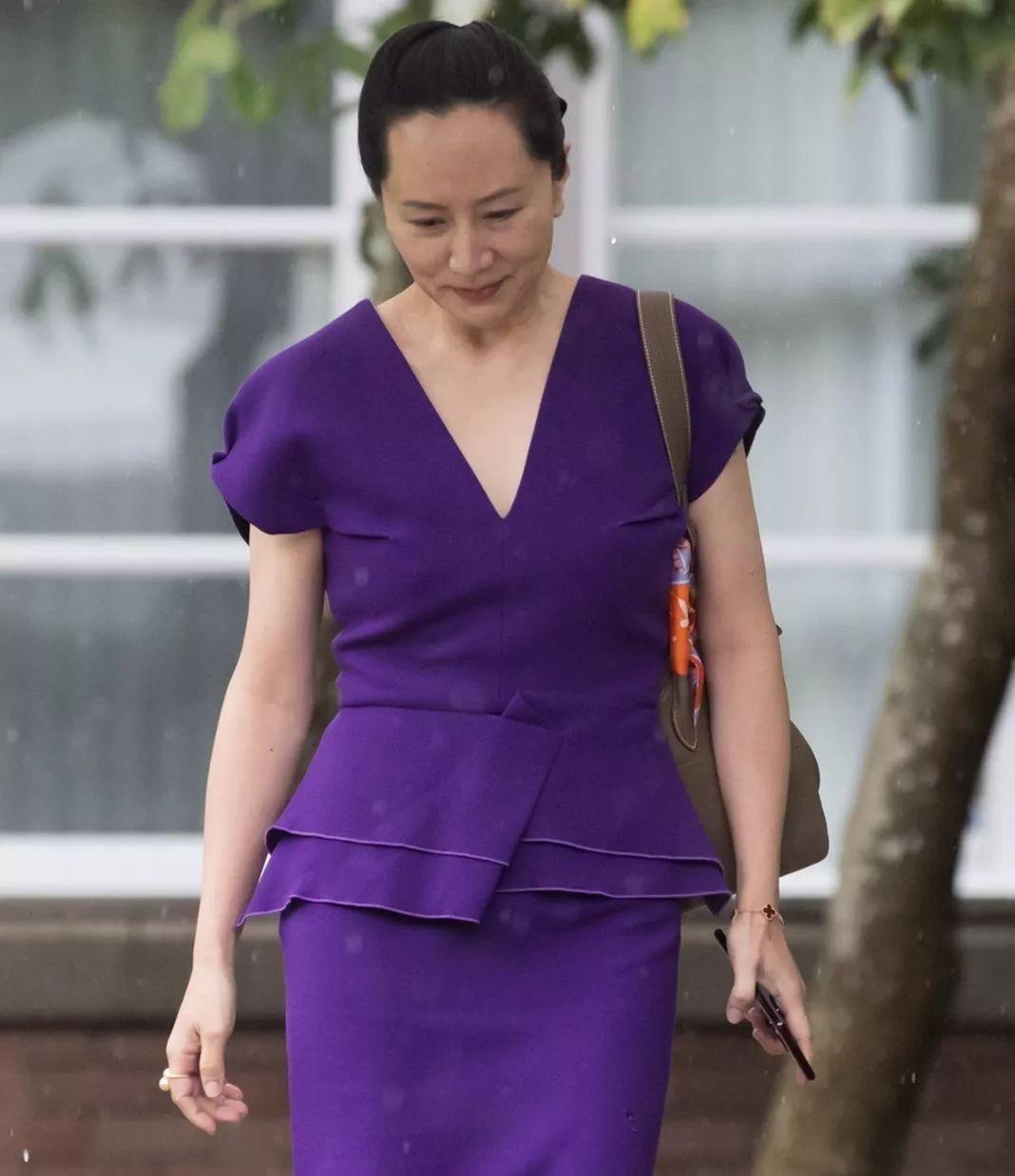 孟晚舟气质全开!穿黑色连衣裙高贵大气,网友:彰显出了女性魅力