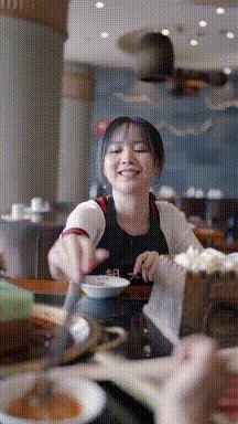 |搞笑GIF：妹子 你这套衣服不错 是你自己做的吧