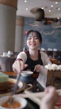 |搞笑GIF:妹子 你这套衣服不错 是你自己做的吧