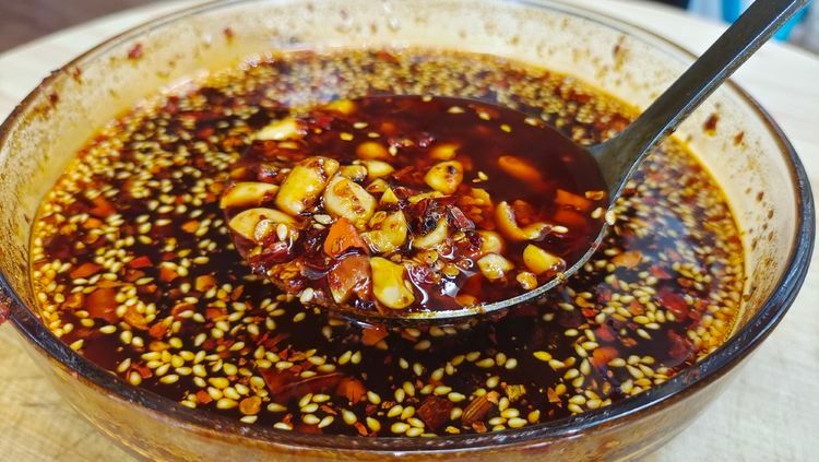 做辣椒油直接泼热油,直接加水都不对,大厨分享正确做法,好吃
