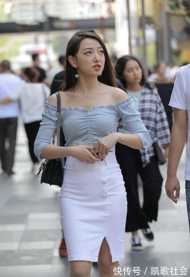 短裙 浅蓝色一字肩搭配白色短裙，青春靓丽，美丽大方