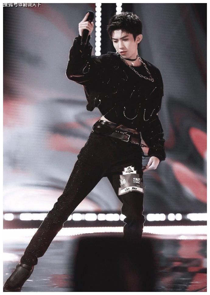 林墨摔倒，ak与海外选手冷漠，周柯宇趁机抢C，唯刘宇张嘉元去扶