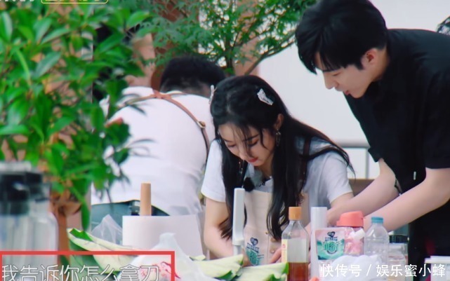 中餐厅|赵丽颖握刀手法错误，刘宇宁着急的忘喊姐，导演也不帮他改字幕