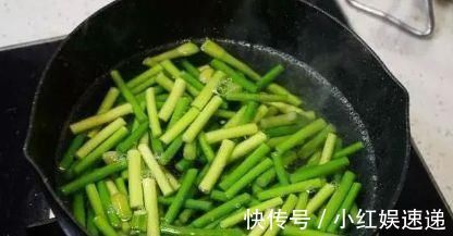 肉丝|炒蒜苔时,直接炒是大错特错的少了这1步,蒜苔不香,还不入味